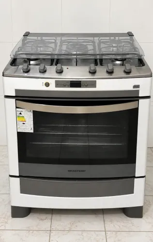 Fogão Brastemp 5 bocas com tampa de vidro e forno espaçoso