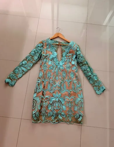 Vestido azul tiffany de renda