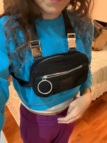 bolsa chest bag poster girl preta peluciada comprada na dolls kill