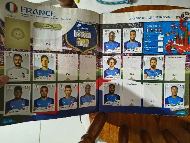 álbum de figurinhas da copa do mundo rússia 2018 i, com 334 figurinhas. Inclui Pelé, Klose
