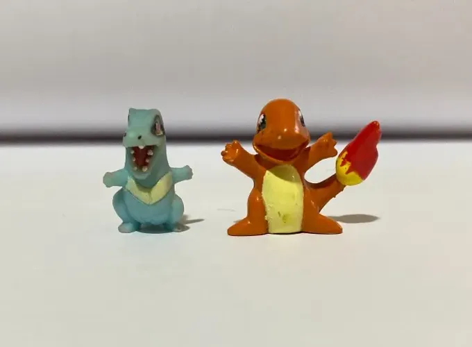 Miniatura do Pokémon Charmander e Totodile da coleção Guaraná Caçulinha (anos 2000)