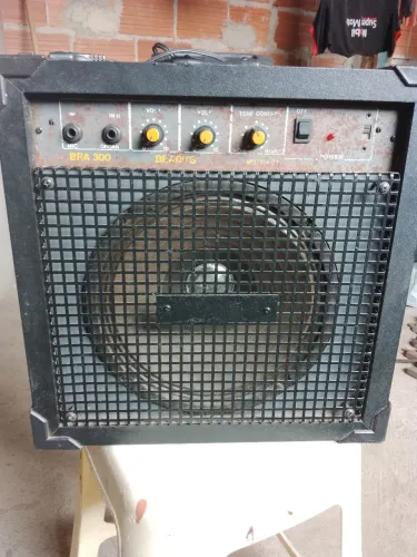 Vendo caixa amplificada duas entradas 127 voltes 400,00
