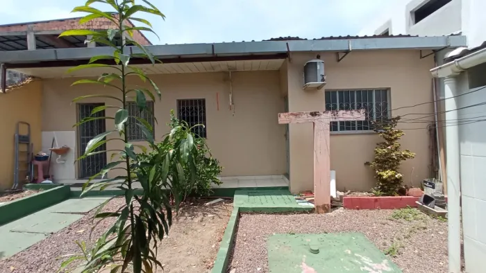 Alugo casa de 2 quartos