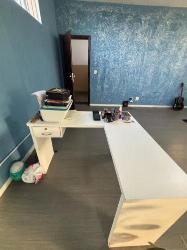Mesa de escritório em L branca com gaveta e chave