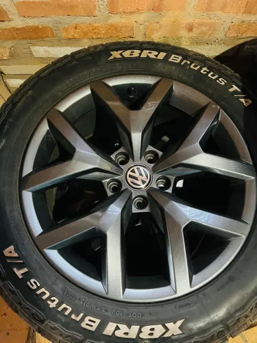 Roda com pneus novos