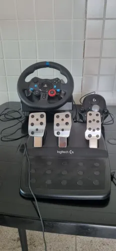 Volante Logitech Driving Force G29 com pedais e câmbio (usado)