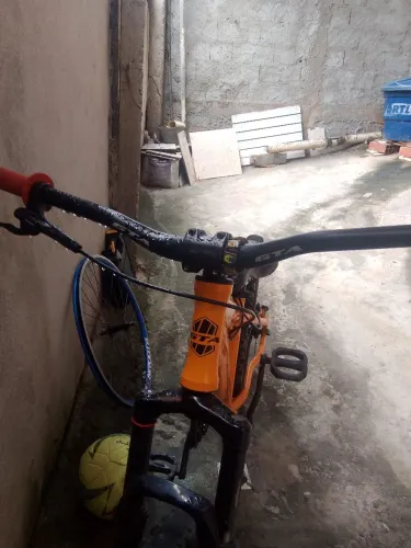Vende-se  bicicleta aro 26 com cubo cassete da GTS freio hidráulico MT 200  