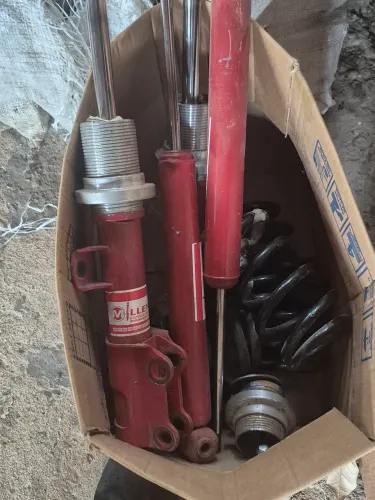 Vendo suspensão a rosca barato pra sair rápido usado um mês do onix 2015 ate 2019 é