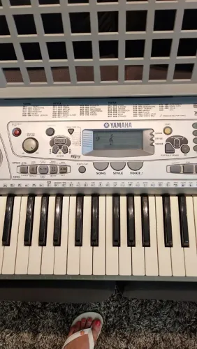 Teclado Yamaha PSR 275 usado com Midi e Pedal de sustain