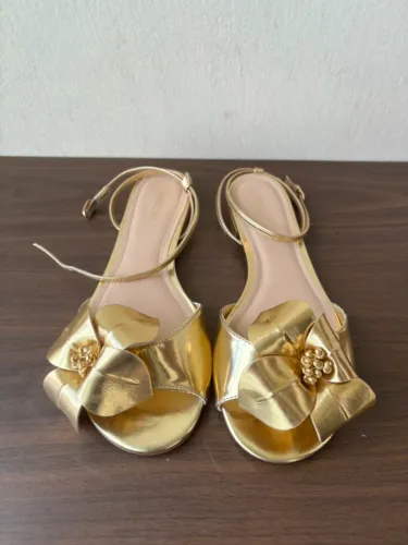 Sandália rasteira Arezzo, na cor dourada, tamanho 39.