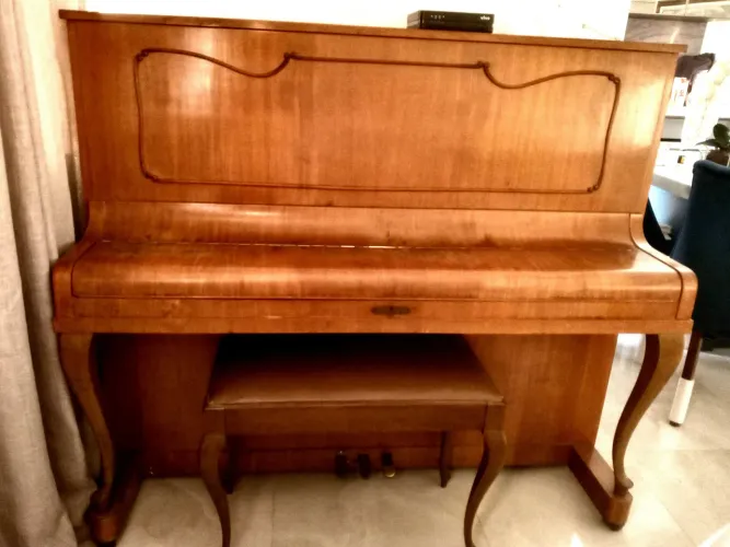 Piano Schneider 88 teclas, 3 pedais, armario usado