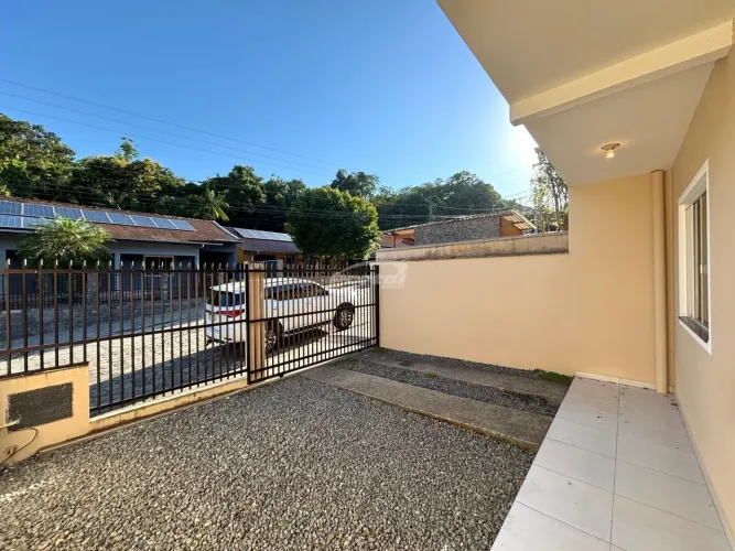 Casa disponível para locação no bairro Itoupava Central. Imóvel com aproximadamente 90m²,