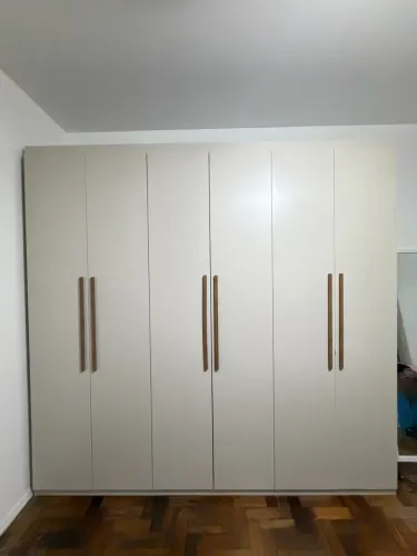 Guarda-roupa 6 portas off-white com puxadores de madeira