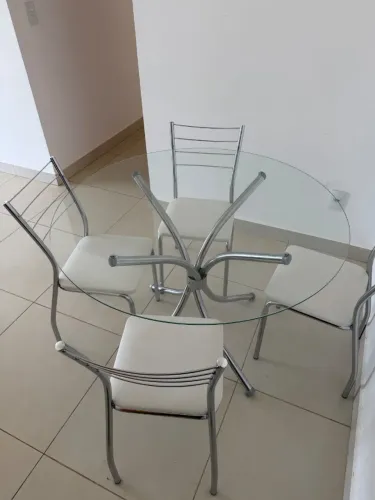 Mesa redonda com tampo de vidro com 4 cadeiras