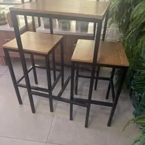Bistrô em MDF e estrutura metálica com 2 bancos 1 mesa