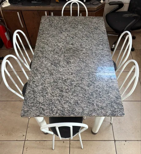 Conjunto de mesa 6 cadeiras tampo de pedra seminova conservada