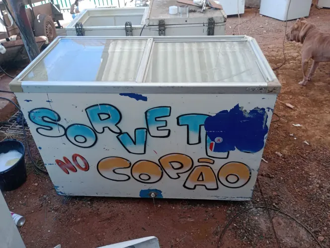Freezer funcionando perfeitamente tem marca de uzo 1300 sai rápido