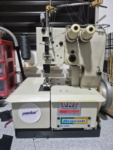 MÁQUINA GALONEIRA SEMI INDUSTRIAL 2 AGULHAS BRACOB 2600 COM MOTOR E MESA