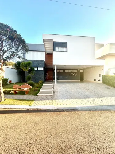 Linda casa de alto padrão disponível para locação no Condomínio Mont Blanc!