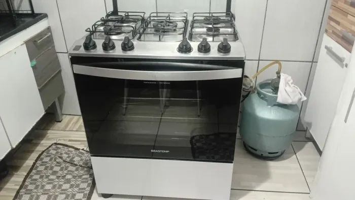 Fogão brastemp muito conservado.