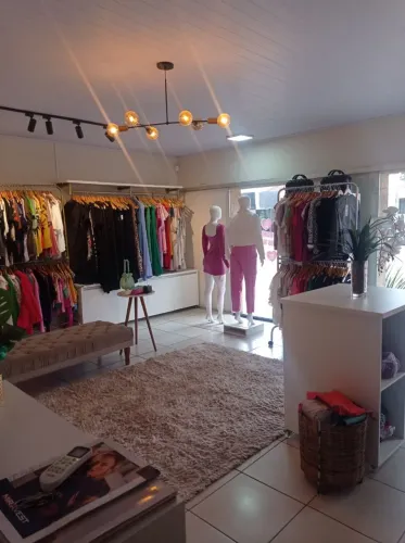 OPORTUNIDADE ÚNICA - MOBILIÁRIO COMPLETO PARA LOJA DE MODA FEMININA