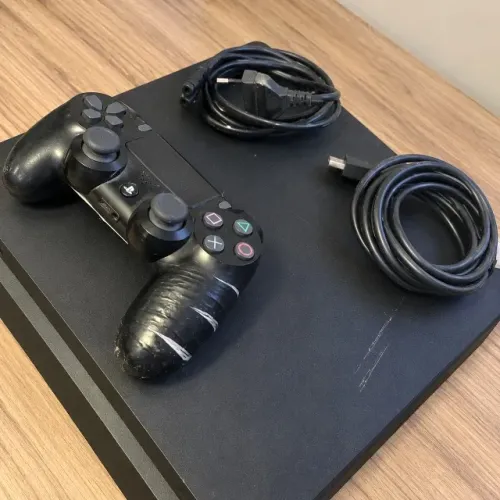 PS4 Slim 500 GB com controle e cabos, preço negociável