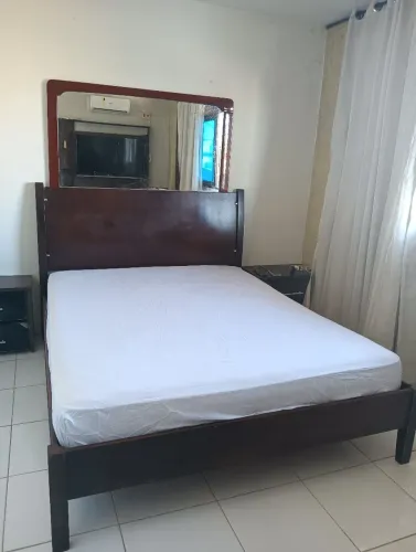 Cama Queen Size em madeira mogno