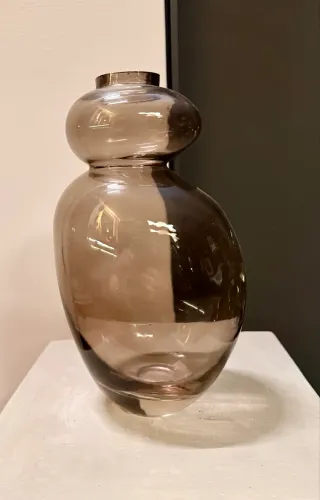 Vaso decorativo em vidro fumê - design orgânico escultural