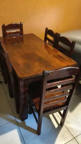 Mesa e 6 cadeiras em Angelin Pedra