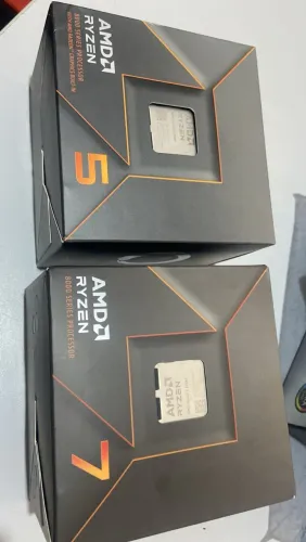 Vendo 2 processadores Ryzen 7 8700F e Ryzen 5 8500G