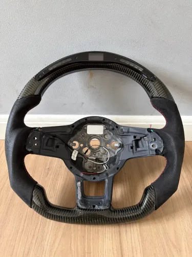 Volante Esportivo em Fibra de Carbono e Alcântara com Costura Vermelha