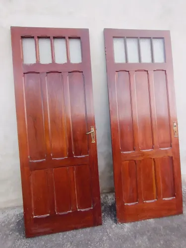 Duas portas estilo colonial ricas em detalhes /embuia.