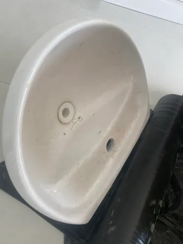 Lavatório de banheiro com torneira