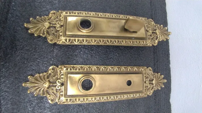 Chapa em metal amarelo para porta de banheiro 