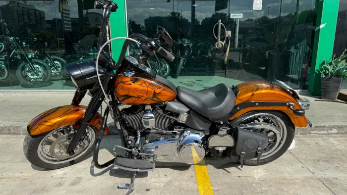 Harley Davidson Fat Boy 2015 com 14 mil km