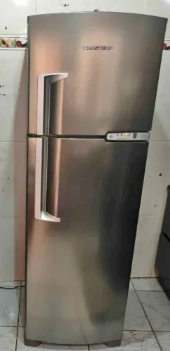 Geladeira Brastemp semi nova.