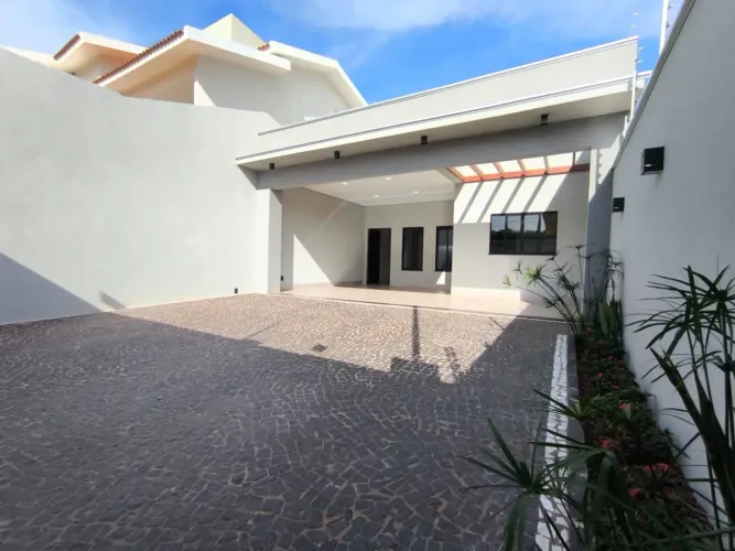 Casa à venda com churrasqueira, quintal, grande espaço, closet e 3 quartos em Rio Verde -