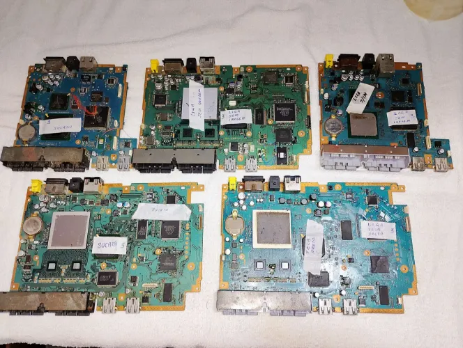 Lote de 5 placas de Playstation 2 com defeitos.Para conserto ou remoção de peças.