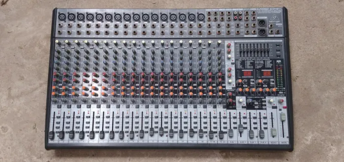 Mesa de som 24 canais behringer