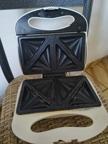 Sanduicheira Britânia Bello Pane - Funcionando