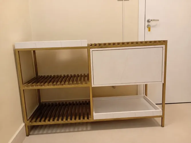 Lindo aparador de Metalon dourado e MDF marmorizado