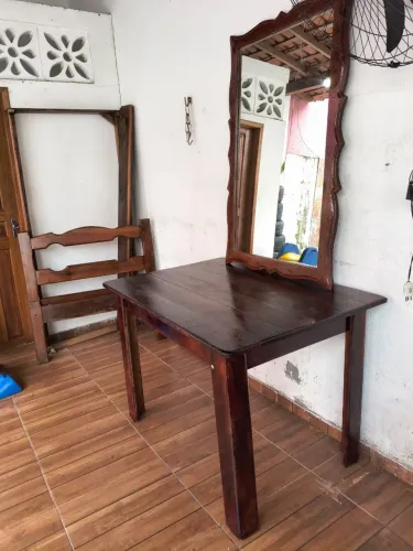 Mesa e cama de solteiro