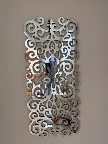 Mosaico em acrílico espelhado.