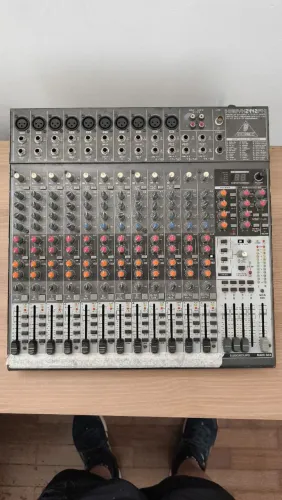 Mesa de Som Behringer Xenyx 2442fx - 16 Canais Profissional