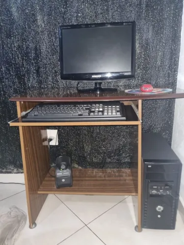 Computador completo com mesa e cadeira