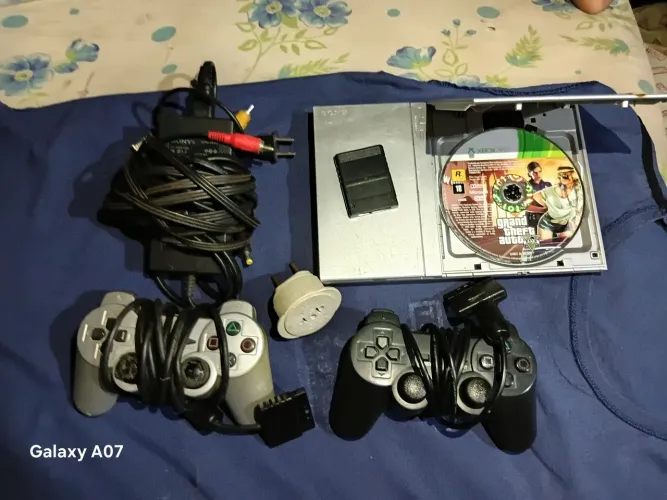 VENDO ESSE PLAY 2 POR 650 REAIS COMPLETO,DE BRINDE VEM UM JOGO DO GTA