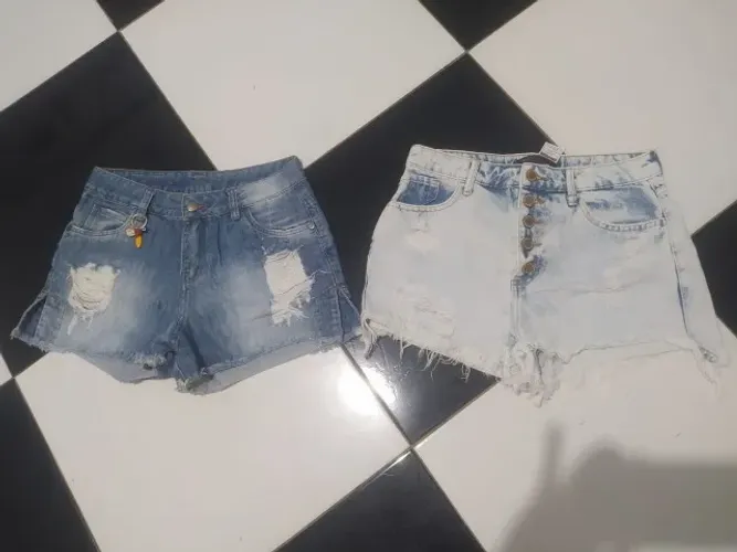 Várias peças de roupas em ótimas condições