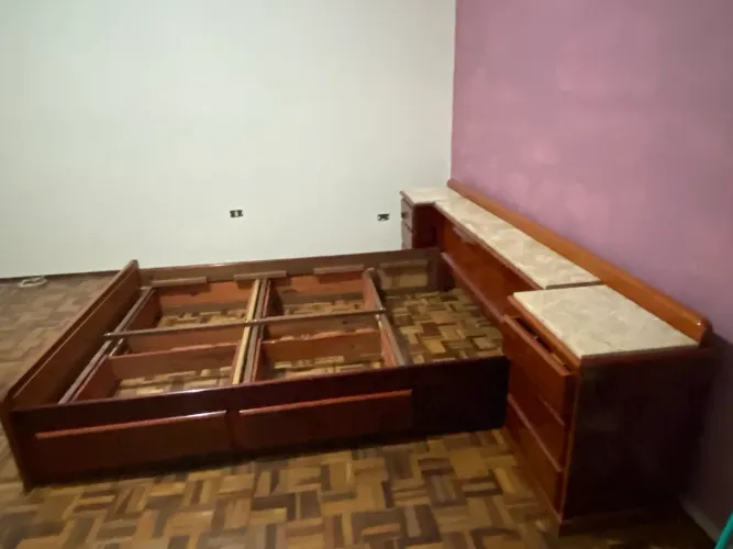 Cama de casal com gaveteiro e criado mudo 