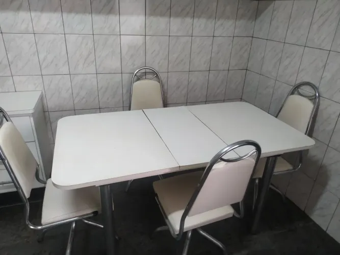 Mesa com 06 cadeiras giratórias