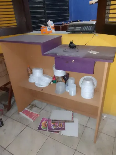 Freezer grande e freezer pequeno kit de cadeira e messa expositor de mix uma balança balca